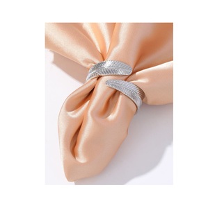 Ronds de serviette en métal, conçus pour une présentation de table raffinée, offrant un design harmonieux, une finition lisse et une qualité durable. - Product Image 3