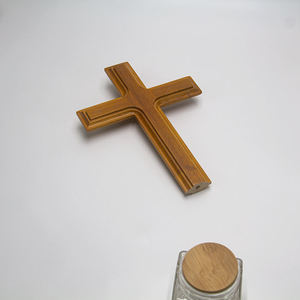 Cruz de madera grabada a mano con nombres, fechas y citas religiosas para ideas de regalos de boda cristianos a un precio asequible - Product Image 6