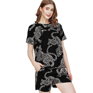 Ensemble double confortable pour femmes été solide haut à manches courtes short assorti pour une utilisation décontractée sommeil respirant imprimé fleuri - Product Image 4