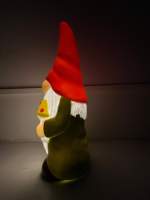 L'éclairage crée une lueur intérieure chaleureuse qui rend le gnome champignon à chapeau rouge visuellement attrayant après la tombée de la nuit en extérieur.