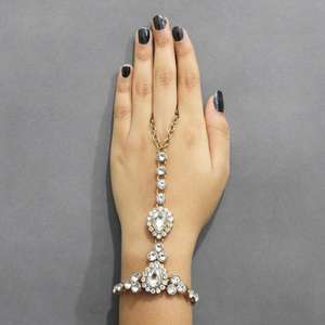 Tip Top Fashions Cadena de piedra de vidrio chapado en oro 1502415 Arnés de mano Cadena para el cuerpo - Product Image 1