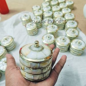 Boîte de rangement en laiton fabriquée à la main avec incrustation de vadrouille parfaite pour Sinindoor et Vermilion une boîte à souvenirs décorative traditionnelle - Product Image 3