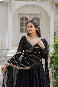 Robe Anarkali prête à porter inspirée de Sabyasachi, noire et rouge, avec dupatta, robe brodée multi-sequins à effet de fleurs artificielles et dupatta - Product Image 2