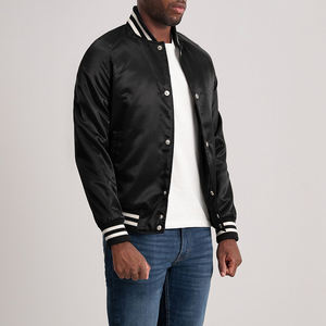 Chaqueta Bomber Negra Elegante para Hombre, Satén, Ribete Blanco a Rayas, Cierre de Botones a Presión, Acabado Brillante Ligero, Estilo Urbano - Product Image 2