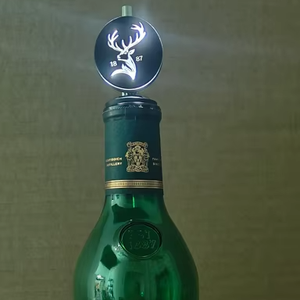 Verseur de bouteille lumineux à LED avec ajustement universel pour la plupart des verseurs à vin - Product Image 3