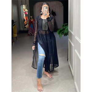 Robes de fête en georgette noire glamour avec broderies - Product Image 2