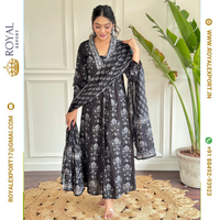 Lancement de collections exclusives de costumes trois pièces en pur coton pour les fêtes, fabriquées par Royal Export à Surat, Gujarat