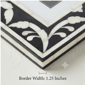 Cadre photo rectangulaire en MDF avec motif floral en résine noire et crème, design vertical, pour présentation sur table - Product Image 5