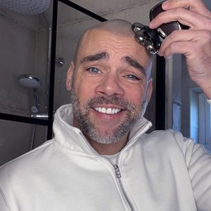 Kit de Afeitado Eléctrico para Hombre con Alimentación USB, Afeitadora Rotatoria con Función Húmeda/Seca, Resistente al Agua (IPX7) para Cabeza Calva y Barba - Product Image 4