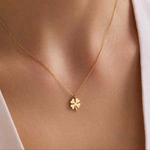 Colgante de Plata con el Sello de la Marca, con Forma de Trébol de Cuatro Hojas, Chapado en Oro, con Patrón de Planta - Product Image 1