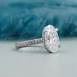 Anillo de Diamante Cultivado en Laboratorio con Certificación IGI, Corte Ovalado con Halo Oculto y Banda Pavé, Anillos de Diamantes Certificados - Product Image 2