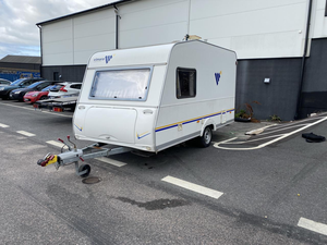 Achetez une caravane de voyage de luxe de haute qualité, adaptée aux familles, avec toit rigide, salle de bain indépendante et auvent extérieur en promotion - Product Image 1