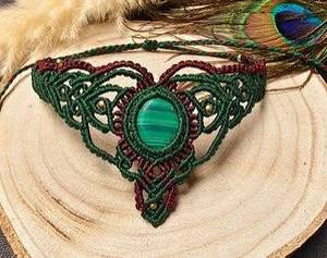 Collier en macramé vintage fait à la main avec pendentif en labradorite de 25 à 30 mm sur des cordons verts, chaînes de mariage et de cadeaux - Product Image 2