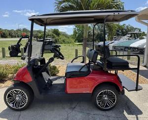 Voiturette de golf électrique d'occasion 2020 E-Z-GO Freedom RXV ELiTE, 4 places, haute performance, avec batterie au lithium - Product Image 3