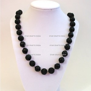 Collier de perles en résine blanche irrégulière populaire à la mode pour femmes collier de perles fait main collier ras du cou - Product Image 2