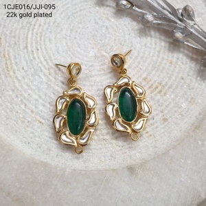 Boucles d'oreilles en pierre verte plaquée or 22 carats pour femmes bijoux ethniques faits à la main de style indien Kundan pour la fête de mariage en gros - Product Image 1