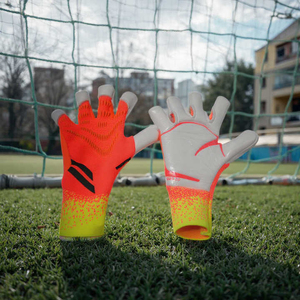 Gants de gardien de but de football professionnels personnalisés en latex et cuir antidérapants et résistants à l'usure - Product Image 3