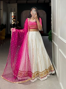 Este trabajo de lentejuelas Premium lehenga envuelve la belleza de la tela Georgette con el encanto etéreo de la combinación profunda que golpea - Product Image 2