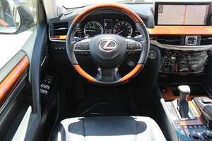 Lexus 570 LHD 2020 d'occasion en bon état - Product Image 2