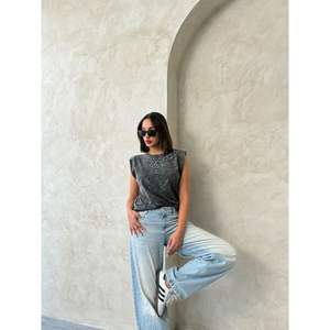 Blusas y Camisas al por Mayor para Mujer con Detalles de Piedras y Acabado Lavado - Product Image 4