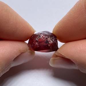 Gema Suelta de Granate Rojo Natural de 8mm, Forma de Corazón, Ojo de Gato, Pulido, Alta Calidad, Tanzania - Product Image 3