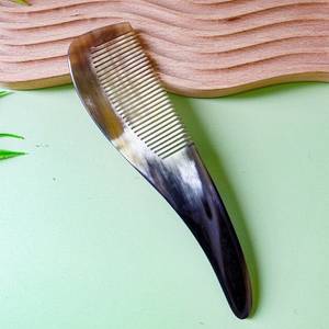 Peigne de luxe en corne pour le soin des cheveux et de la barbe - Product Image 1