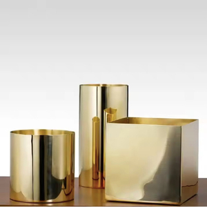 Récipients de bougies en laiton de qualité supérieure disponibles en cire de soja ronde avec des pots de bougie uniques vides finis brossés de la meilleure qualité - Product Image 1