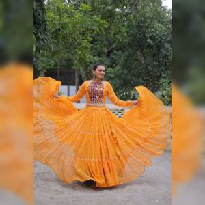 Conjunto de Lehenga Choli Moderno y Sofisticado con Bordado Intrincado y Detalles de Volantes, Secado Rápido, Ropa Festiva Opulenta para Fiestas - Product Image 1