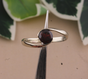 แหวนโกเมนเงินสเตอร์ลิง925หรูหราทันสมัยเครื่องประดับอัญมณีสีแดงทำด้วยมือแบบบิดเกลียวสำหรับผู้หญิง - Product Image 1