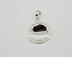 Colgante de piedra natal de enero de plata de ley sólida 925 con colgante de amuleto de ajuste de bisel de granate rojo áspero - Product Image 2