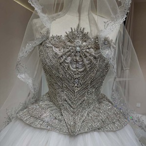 Robe de mariée moderne élégante sans manches avec perles, dentelle, fleurs en cristal et traîne chapelle pour femme DW0201 - Product Image 4