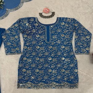 Élégant costume trois pièces en fausse georgette avec fil et broderie à paillettes de 9mm, point complet Sharara et Dupatta - Product Image 6