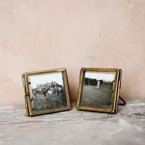 Cadre photo robuste en métal parfait pour les cadeaux d'anniversaire avec une structure élégante intemporelle et un attrait traditionnel - Product Image 2