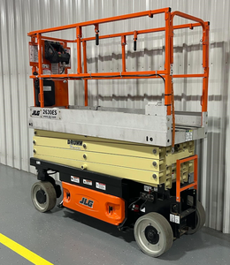 Plateforme élévatrice à ciseaux électrique la plus vendue, 6 m, pour travaux en hauteur en intérieur, JLG 2030ES, capacité de charge 363 kg - Product Image 1