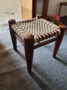 Commerce de gros tabouret en bois avec siège en macramé pour chambre à coucher ou hôtel - Product Image 4