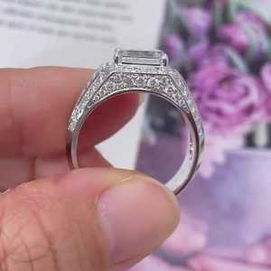 แหวนหมั้นของผู้ชายที่ได้รับการรับรองจาก IGI เพชร4.00tcw สีมรกตเทียบกับความชัดเจนสำหรับงานแต่งงาน - Product Image 4