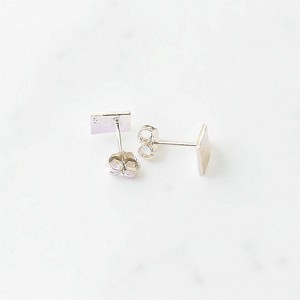 Poste de tachuelas rectangulares texturizados de plata de ley - Product Image 2