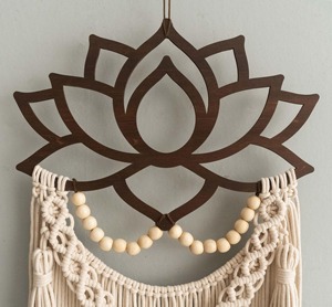 Suspension murale en macramé de lotus, décoration murale pour la maison, événements, couloir, affichage et option de cadeau élégant, fabriqué à la main en Inde - Product Image 3