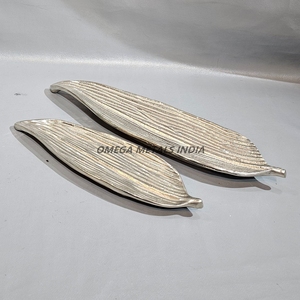 Elegante par de bandejas de hojas plateadas con detalles texturizados perfectos para mostrar golosinas y mejorar su decoración - Product Image 1