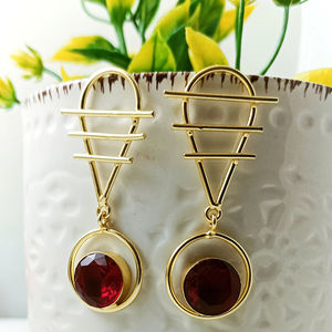 Modernos Pendientes de Cuarzo Rojo con Diseño Geométrico Dorado - Product Image 1