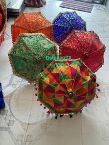 Décoration de scène de Mehndi parfaite avec des parapluies, thème Rajasthani, toile de fond de Mehndi avec des parapluies colorés, aménagements pour Mehndi et Sangeet - Product Image 5