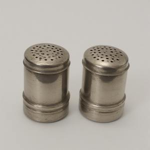 Molino de sal y pimienta de acero inoxidable vintage con detalles de latón pulido hecho a mano artesanal diseñado para Decoración - Product Image 1