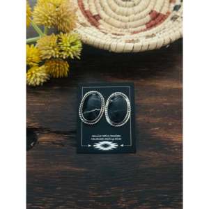 Boucles d'oreilles clous Navajo en argent sterling et buffle blanc, motif géométrique avec incrustation d'onyx, sertissage clos, faites à la main - Product Image 1