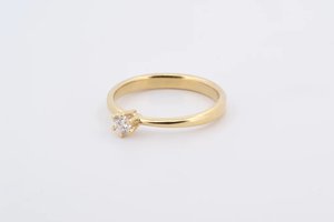 แหวนหมั้นผู้หญิงเงินแท้ 925 ชุบทองคำขาวประดับมอสซาไนต์ ดีไซน์แบบฝังเพชรทรงมีด ขายส่งจำนวนมาก - Product Image 2