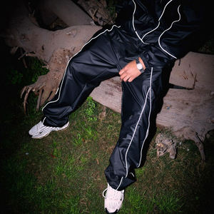 Fabrication sur mesure, combinaison de jogging brodée patchwork, veste zippée en polyester 100% et pantalon en nylon, ensemble coupe-vent - Product Image 6