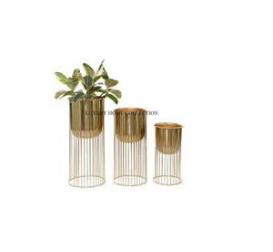 Maceta de metal artesanal única con motivos tradicionales y un acabado refinado para la decoración atemporal de balcón y patio del hogar - Product Image 1