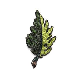 Broches de nuevo diseño de la mejor calidad, broche de hoja de moda a bajo precio con cuentas de alambre de lingotes #007281490, encaje técnico bordado - Product Image 1