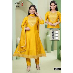 Vichitra Soie Kali Style Évasé Kurti Ordinateur Broderie Readymade Catalogue Maruti Mode-Indien Pakistanais Vêtements Y Compris - Product Image 1