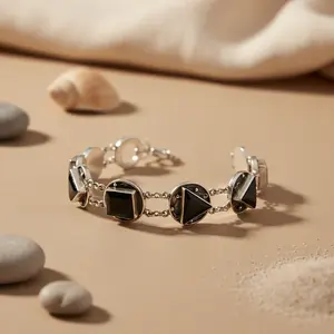 Bracelet en argent sterling 925 avec pierre d'onyx, design vintage tendance pour femmes, à porter au quotidien, occasions spéciales comme les mariages, les anniversaires - Product Image 3