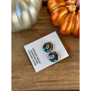 Pendientes de botón de sombrero vaquero hechos a mano en Navajo con turquesa y plata de ley - Product Image 3
